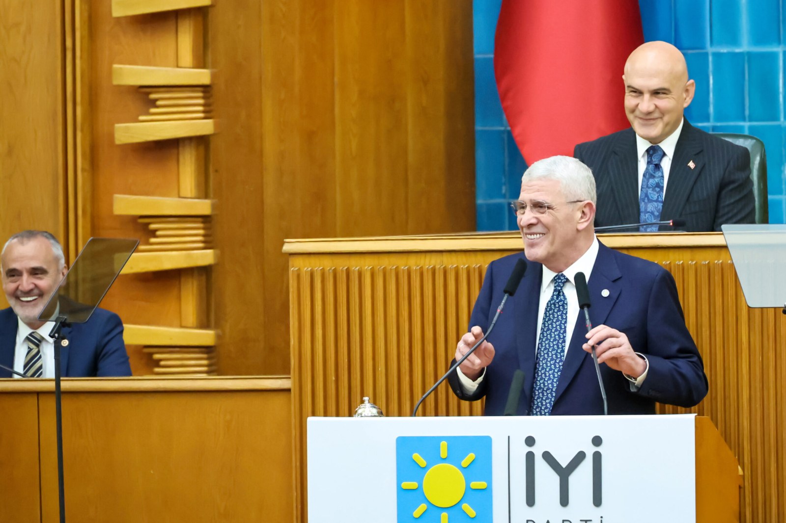 ‘’Allah kimseye; gençliğinde Alparslan Türkeş’in tedrisatından geçirip, yaşlılığında Doğu Perinçek çizgisinde siyaset yapmanın dayanılmaz hafifliğini yaşatmasın”