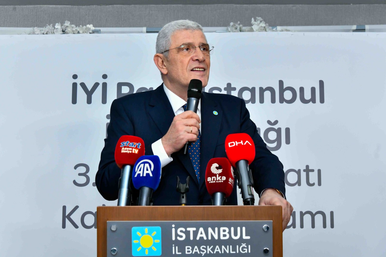 ‘’Başınız bulutlara kadar diktir, herkesin huzurunda başınızı kaldırabilir, yumruğunuzu da Türkiye’nin meselelerine vurulmak üzere sıkabilirsiniz’’