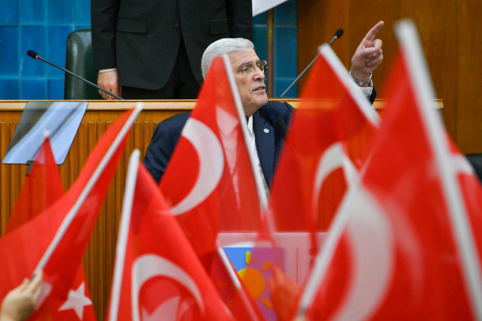 BAYRAK VATANDIR!