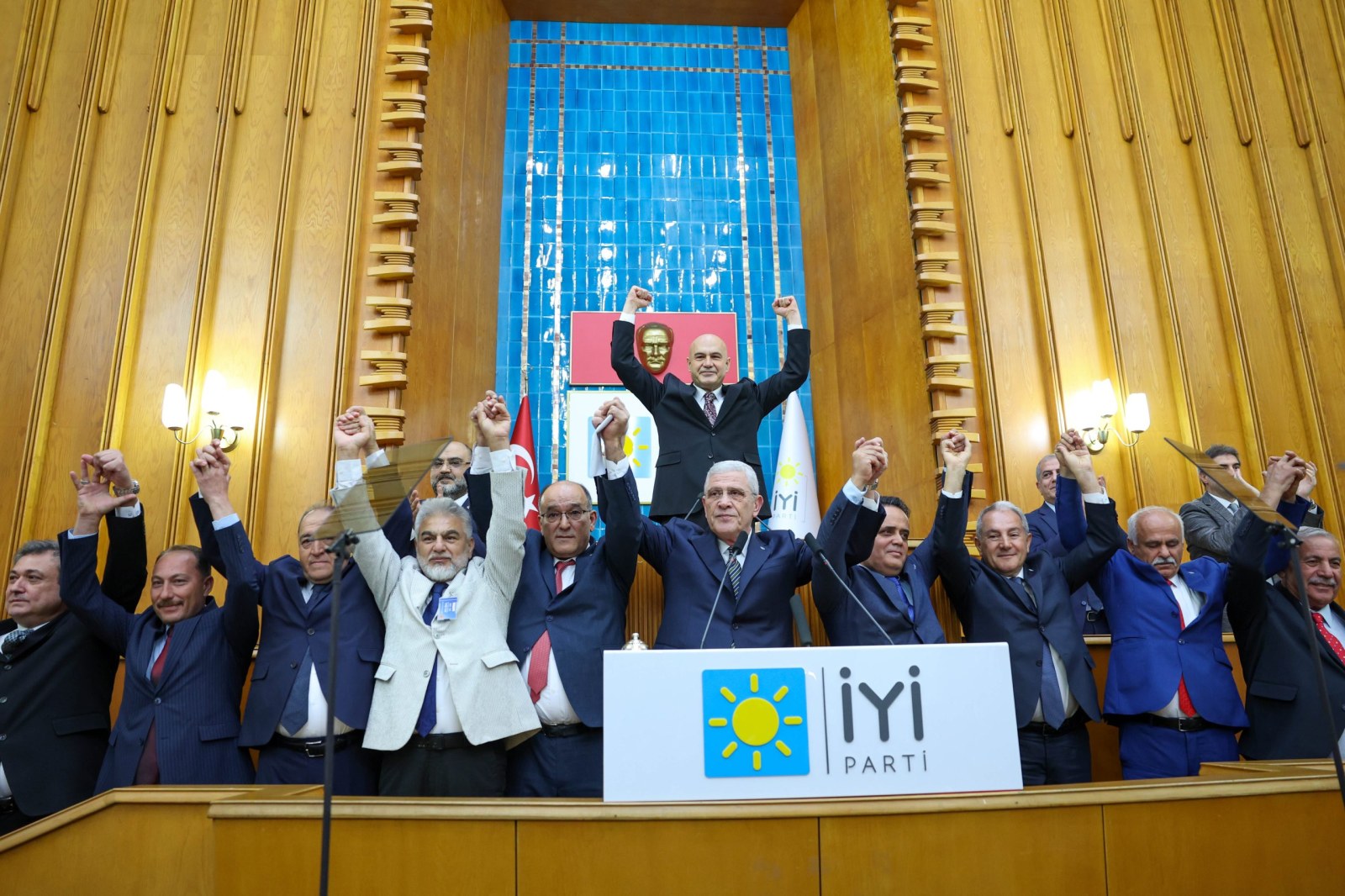 BİZ KİM MİYİZ? BİZ; SARAYIN DUVARLARININ DIŞINDAKİ HAKİKATİZ!