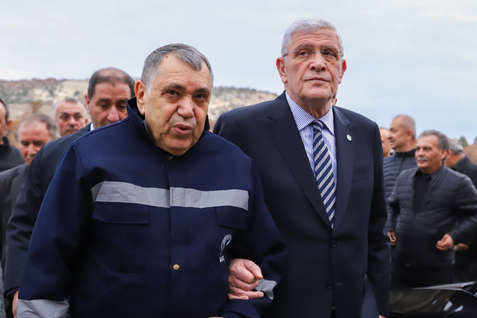 Çayırhan’da hak ve hukukunu hukuki çerçevede savunmak üzere eylem yapan bütün maden işçisi kardeşlerimin yanındayız.