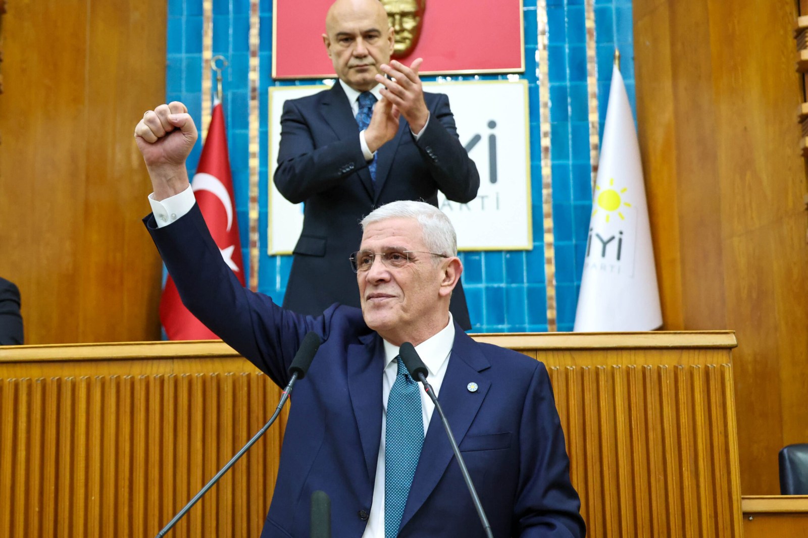 “ÇOK SEVİYORSAN YAKASINA ROZET TAKIP EŞ BAŞKAN OLARAK YANINA AL”