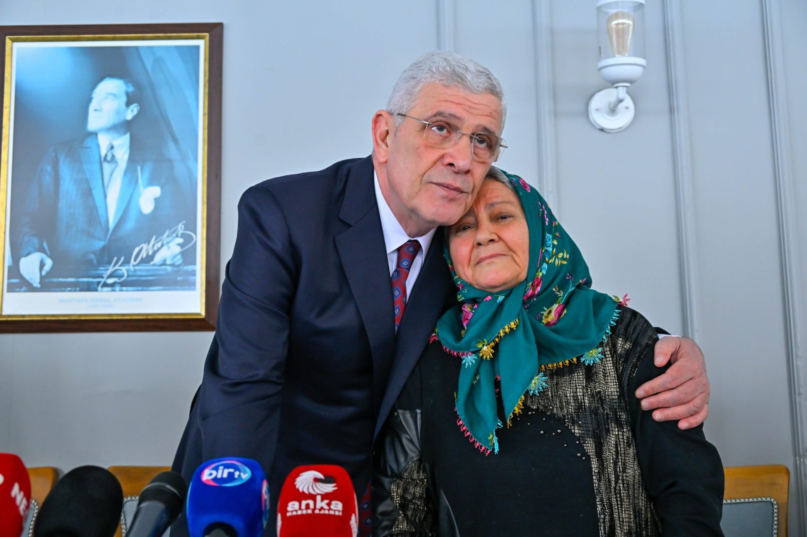 Genel Başkanımız Sayın Müsavat Dervişoğlu, Anneler Günü dolayısıyla İzmir’de şehit anneleri ile kahvaltıda bir araya geldi.