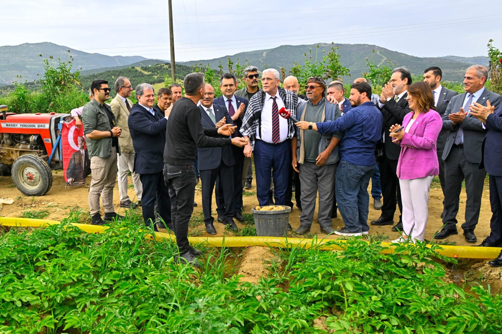 Genel Başkanımız Sayın Müsavat Dervişoğlu, İzmir’de patates üreticilerinin ve esnafın dertlerini dinledi.