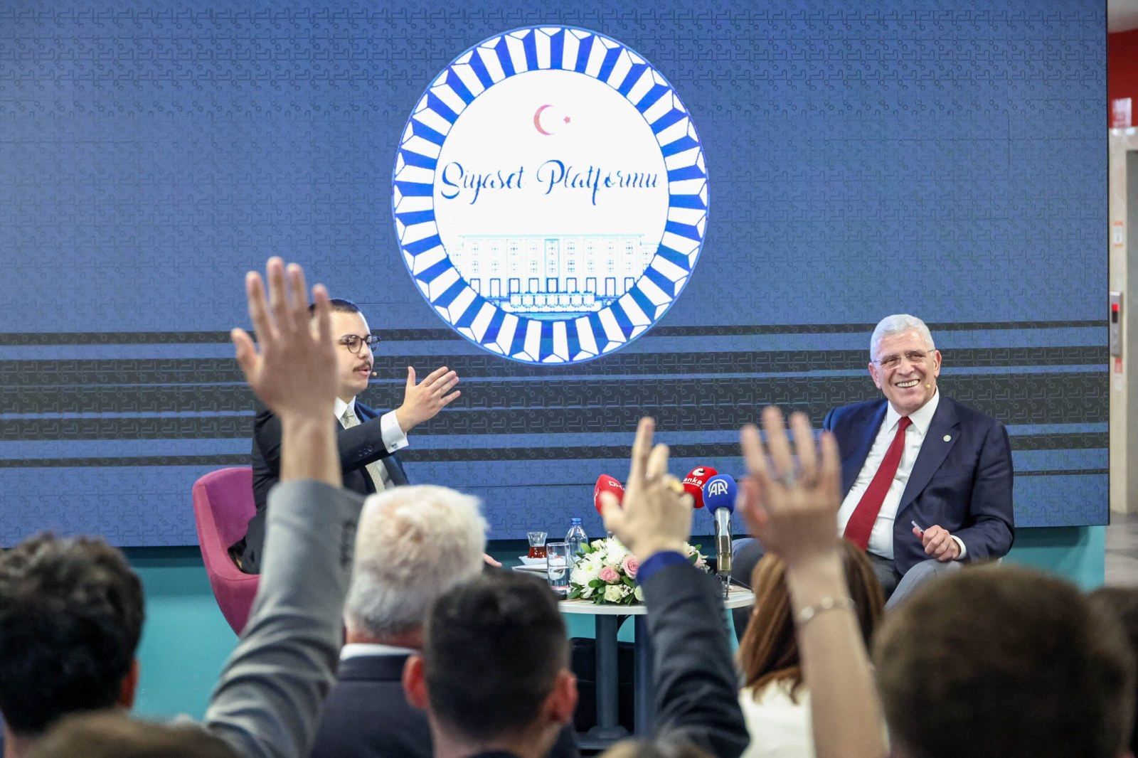 Genel Başkanımız Sayın Müsavat Dervişoğlu, İzmir Ekonomi Üniversitesi’nde Siyaset Platformu Kulübü üyesi gençlerin sorularını yanıtladı.