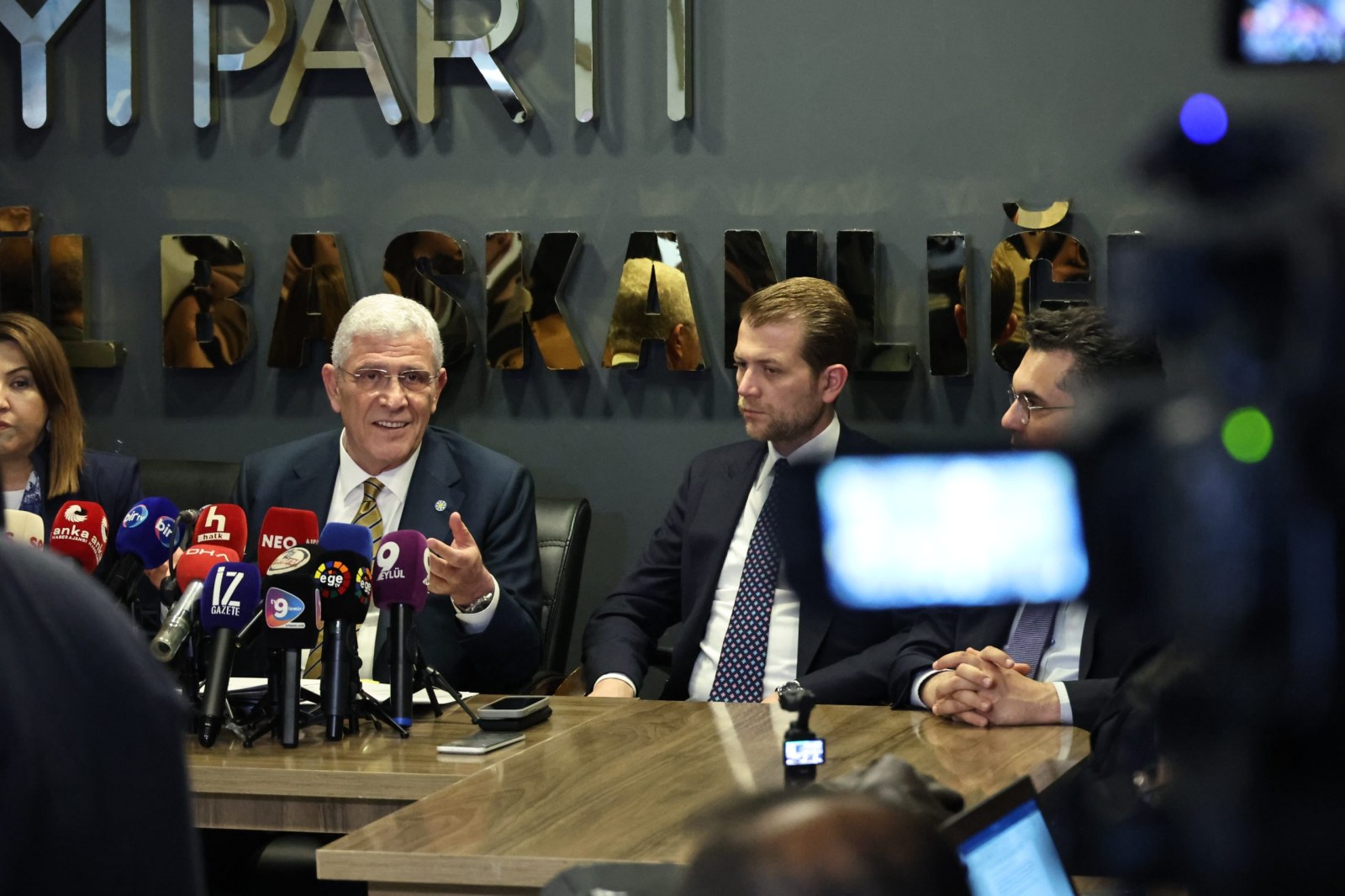 Genel Başkanımız Sayın Müsavat Dervişoğlu, partimizin İzmir İl Başkanlığı’nda gündeme dair açıklamalarda bulundu.
