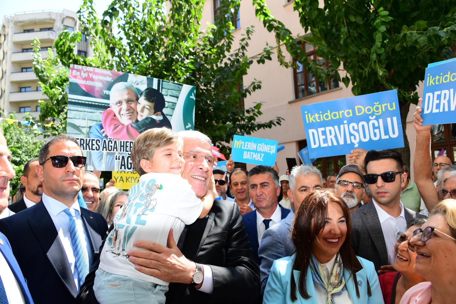 İZMİR’DEYİZ…