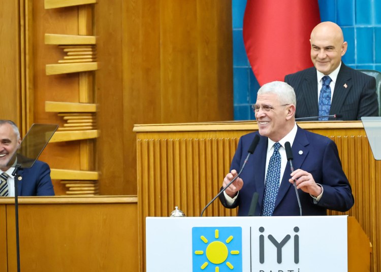 ‘’Allah kimseye; gençliğinde Alparslan Türkeş’in tedrisatından geçirip, yaşlılığında Doğu Perinçek çizgisinde siyaset yapmanın dayanılmaz hafifliğini yaşatmasın”