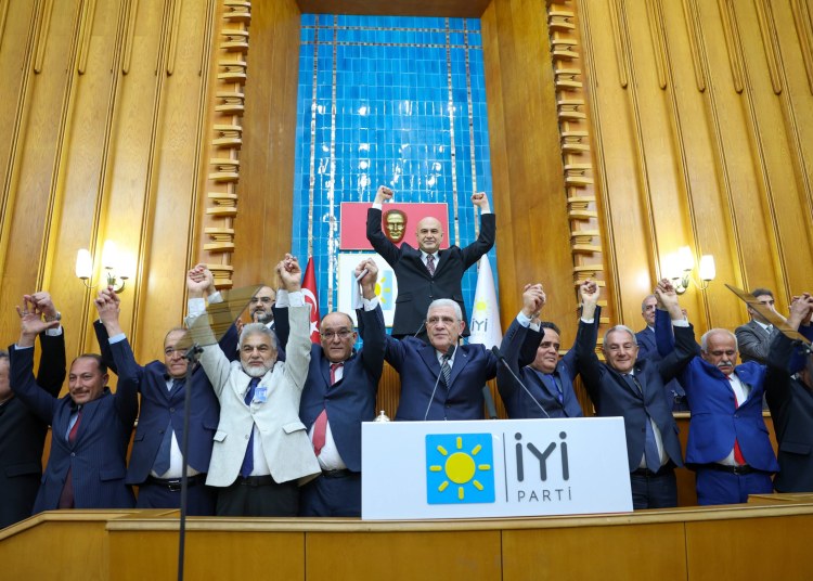 BİZ KİM MİYİZ? BİZ; SARAYIN DUVARLARININ DIŞINDAKİ HAKİKATİZ!