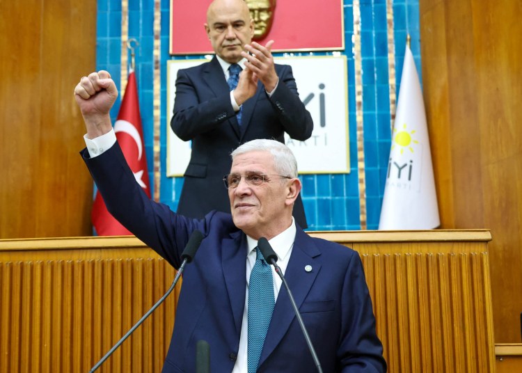“ÇOK SEVİYORSAN YAKASINA ROZET TAKIP EŞ BAŞKAN OLARAK YANINA AL”