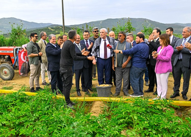 Genel Başkanımız Sayın Müsavat Dervişoğlu, İzmir’de patates üreticilerinin ve esnafın dertlerini dinledi.