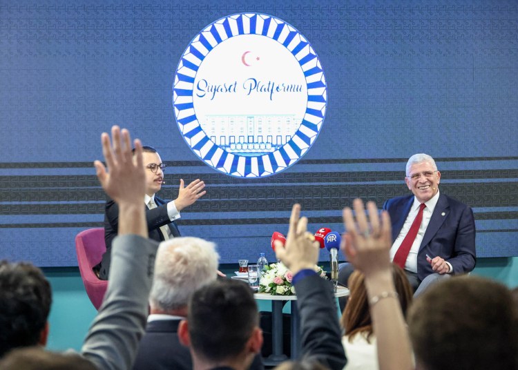Genel Başkanımız Sayın Müsavat Dervişoğlu, İzmir Ekonomi Üniversitesi’nde Siyaset Platformu Kulübü üyesi gençlerin sorularını yanıtladı.