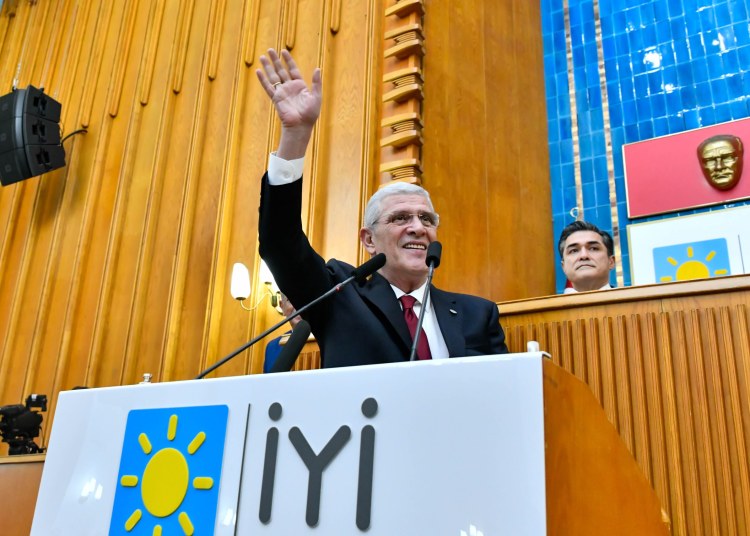 “Latin Amerika olmamak için, Suriye olmamak için, Lübnan olmamak için, Irak olmamak için kısaca Cumhuriyet olmak için bir kader anındayız”
