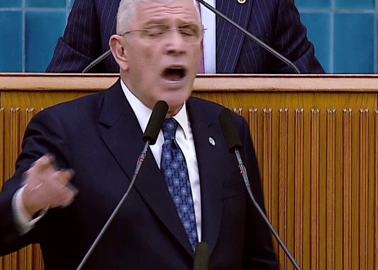 Sorumlu siyaset, Türk Bayrağı ile sorunu olanlara selam çakmak değil, onlara selam bile vermemektir! O yüzden...