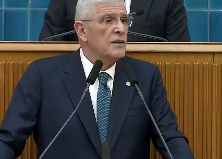 Çok seviyorsan; eline bir rozet alıp İmralı’ya git, öcalan’ın yakasına tak. Çok seviyorsan; rozeti taktıktan...