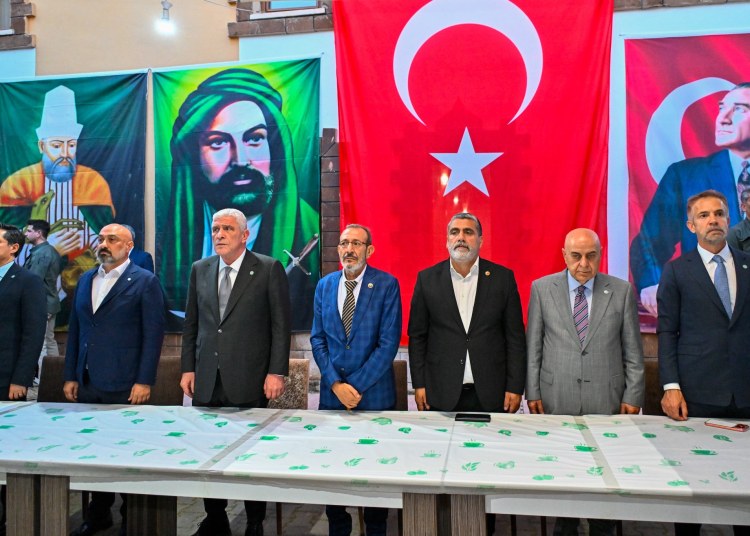 Dün akşam, Tunceli’de Cemevi’ndeydik… Muharrem ayında bizleri aynı lokmada, aynı duada buluşturan Allah’a...