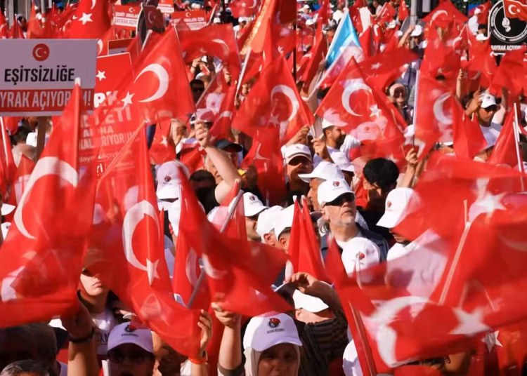 Biz ihanetin değil, Cumhuriyetimizin ve milletimizin yanında saf tutuyoruz! Meclis'te direndik, şimdi de...