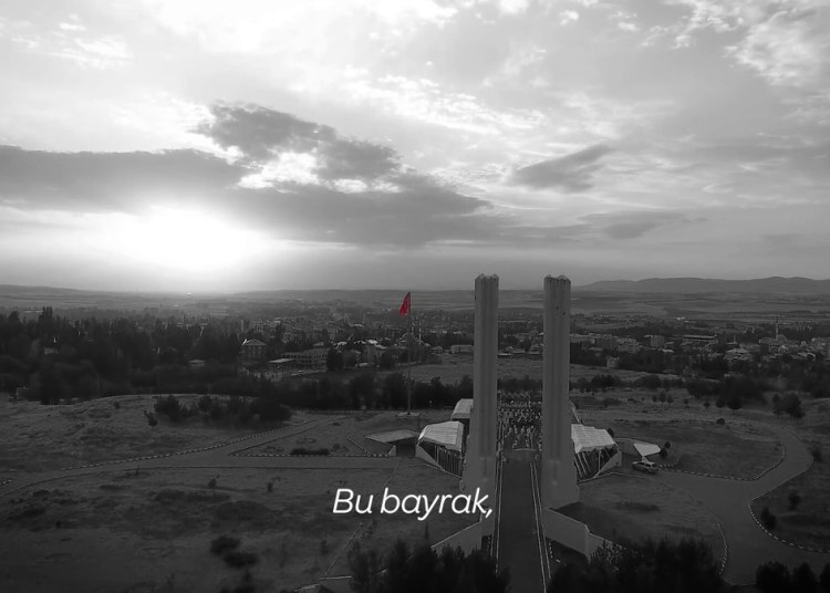 Vatanına, bayrağına ve Cumhuriyetine sahip çıkan tüm vatandaşlarımızı, Bugün, saat 19.00'da, Balıkesir Kuvayı...