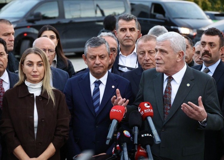 Silivri’de, İBB davasında savunmasına devam eden Sayın Ekrem İmamoğlu’nun duruşmasını; ailesi ve Yeni Parti...