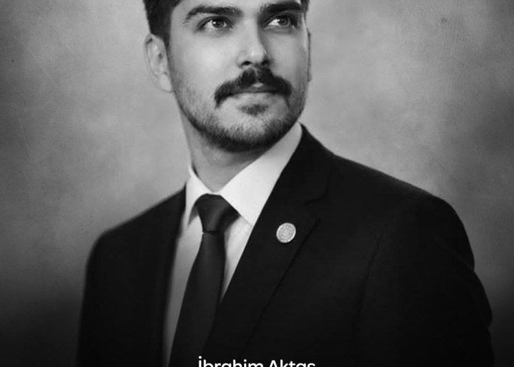 Hayatının baharını iyiliğe adamış gencecik bir yol arkadaşım; Bu davayı, bu partiyi sizin yürekleriniz...